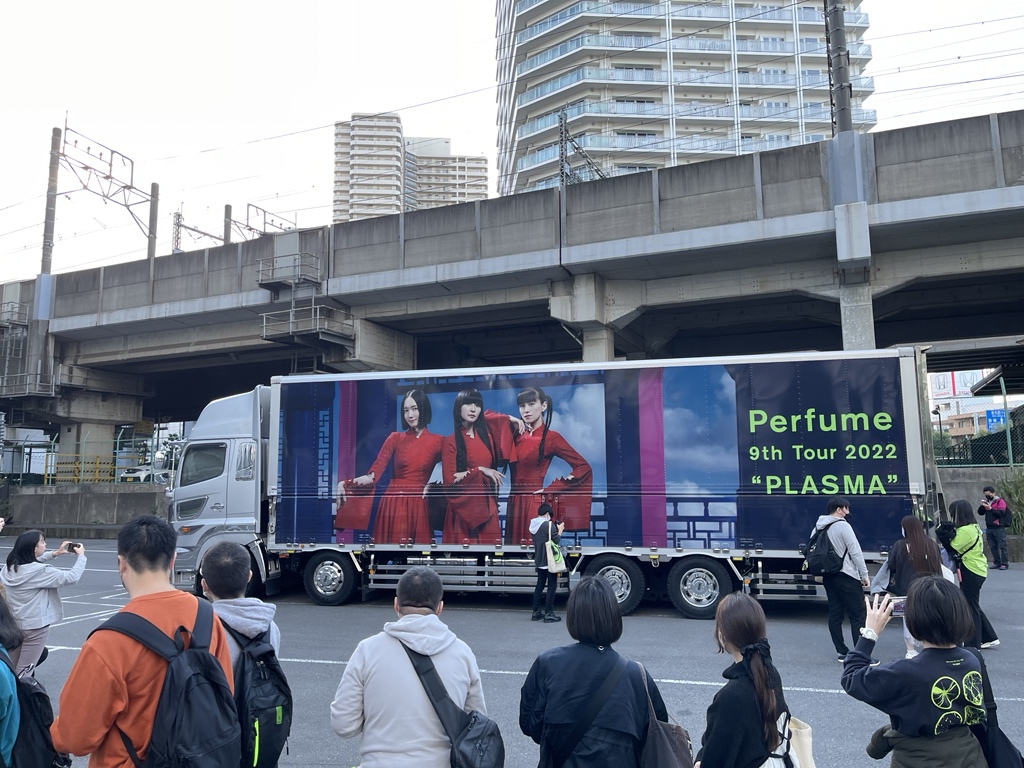 junktoybox's tweet photo. ツアートラック前それなりに並んでる〜 https://t.co/DYqyEYiWed
