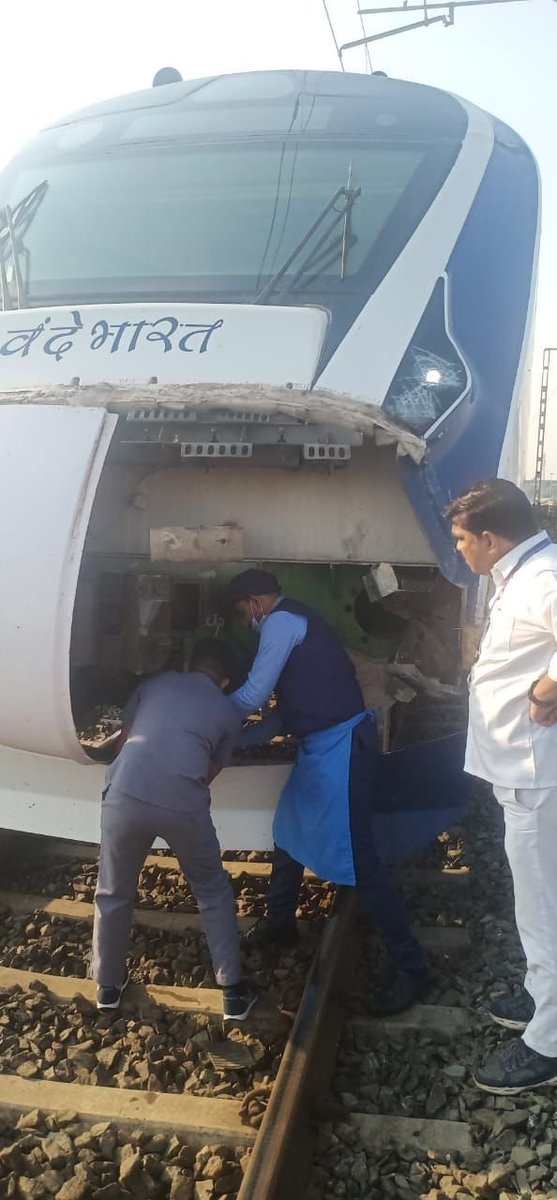 गाय से टकराई वंदे भारत एक्सप्रेस ट्रेन

◆ गुजरात के वलसाड के पास अतुल स्टेशन पर हुआ हादसा

#vandebharatexpress