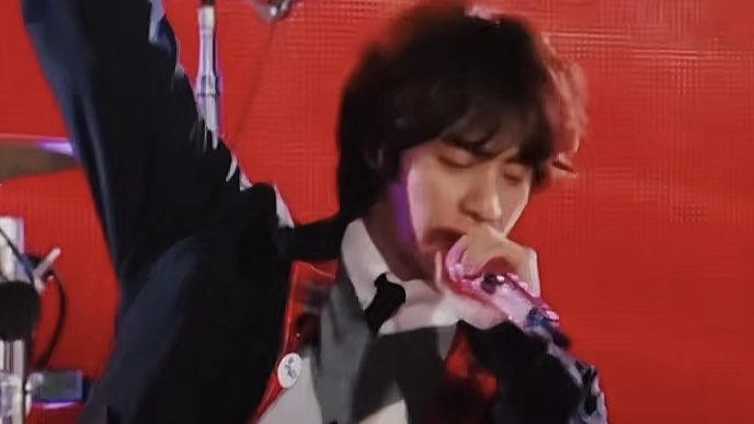 btsgaveme2wings's tweet photo. Oficialmente, Kim Seokjin (Jin de @BTS_twt) ha hecho su PRESENTACIÓN DEBUT como solista en el concierto ‘Music of the Spheres’ de @Coldplay dentro del Estadio River Plate en Argentina, un lugar en dónde más de 70K de personas presenciaron SU GRAN ÉXITO DE 'The Astronaut' EN VIVO. https://t.co/A5JwjNq9l8