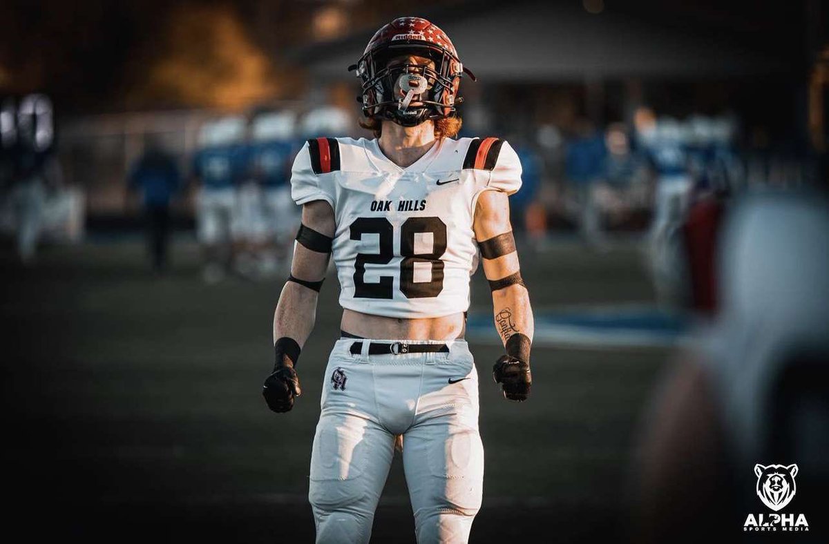 LukeBarkley's tweet photo. Thank you Oak Hills for giving me the best 4 years of football I could ask for I don’t regret a single thing and I’m happy I built a family from this game 28 out. @ohstrength @OakHillsFB https://t.co/WuvpmXKifz