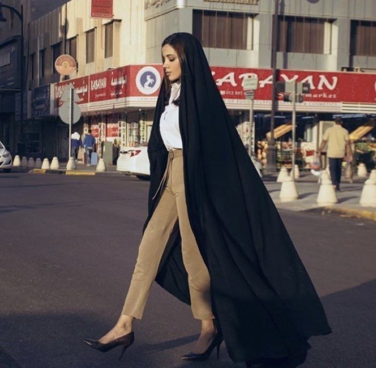 البال شـرّع في خيالي سهرهـا 
كـنّه يقول النظره الثالثه عرض

أسـامره ليـلي ، وليـلي سمـرها
للسـنّه الاولى و للـثانـيه فرض

الارض ربّـي من نعيمه غمرهـا
إليا وطت في رجلها لين الارض