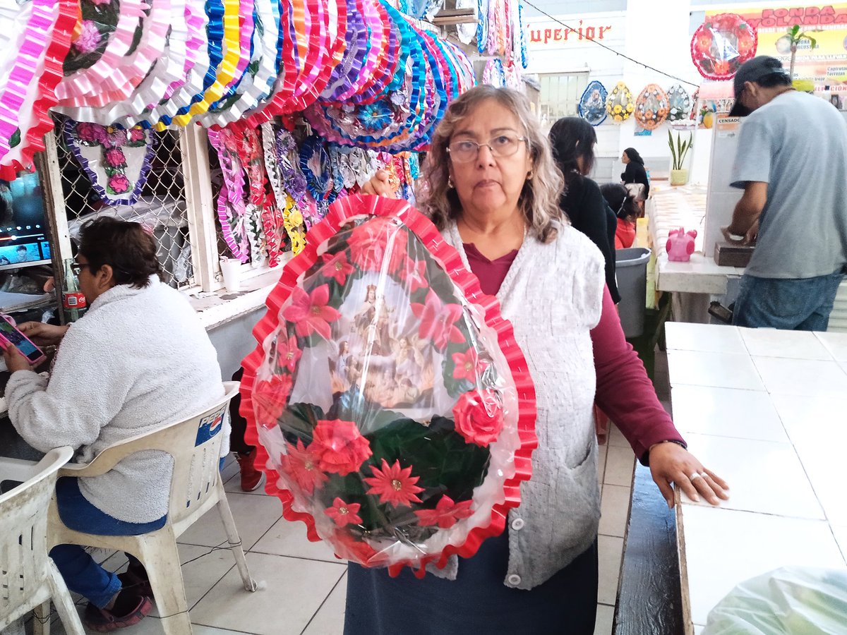 hgvicky01's tweet photo. @GobLerdo @rubenrochar1 sigue siendo una tradición comprar coronas con flores de.papel en los mercados tradicionales de su ciudad #lerdo https://t.co/0dGuQubKfj