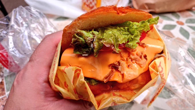 黒崎駅前ペデストリアンデッキ上「あんぱんパーク」でハンバーガー(直方サーフ)フィッシュフライミニパン(八幡東区木村家) 