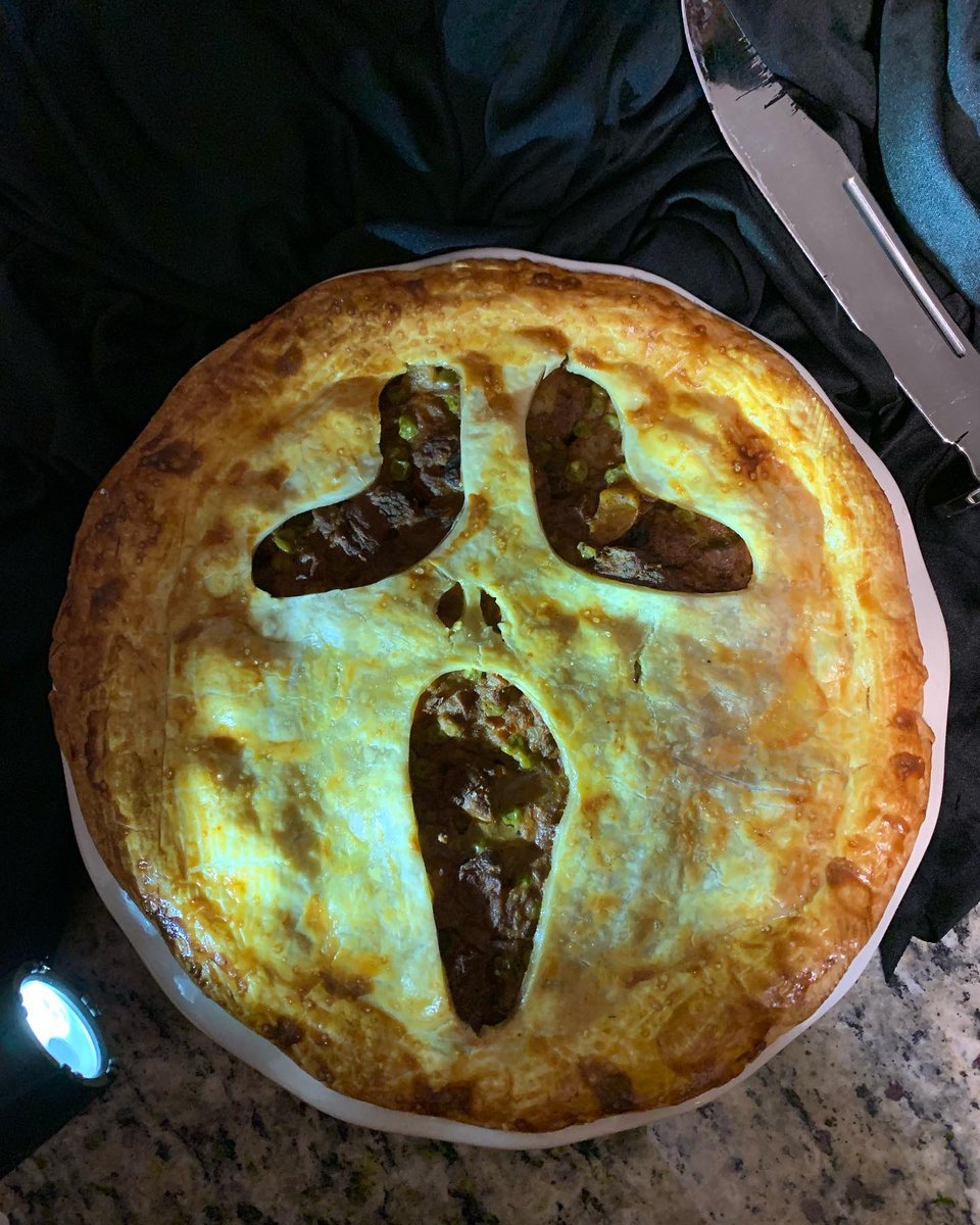 realkmdark1's tweet photo. What’s your favorite scary pot pie? 🎥 🥧 😱🔪😂 Ghostface Meat Pot Pie to kick off Halloweekend! Before & after. Looking forward to Pre-Halloween Eve breakfast tomorrow 😋 🎃💀#halloweenfood #Scream #screammovie #ghostface #meatpotpie #beefpotpie #beforeandafter #halloweeneve https://t.co/T3DAECWB2e