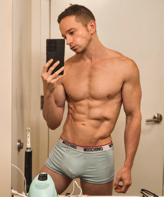 Feeling okay from not going to the gym in over 2 months. https://t.co/aQWdYLQk49