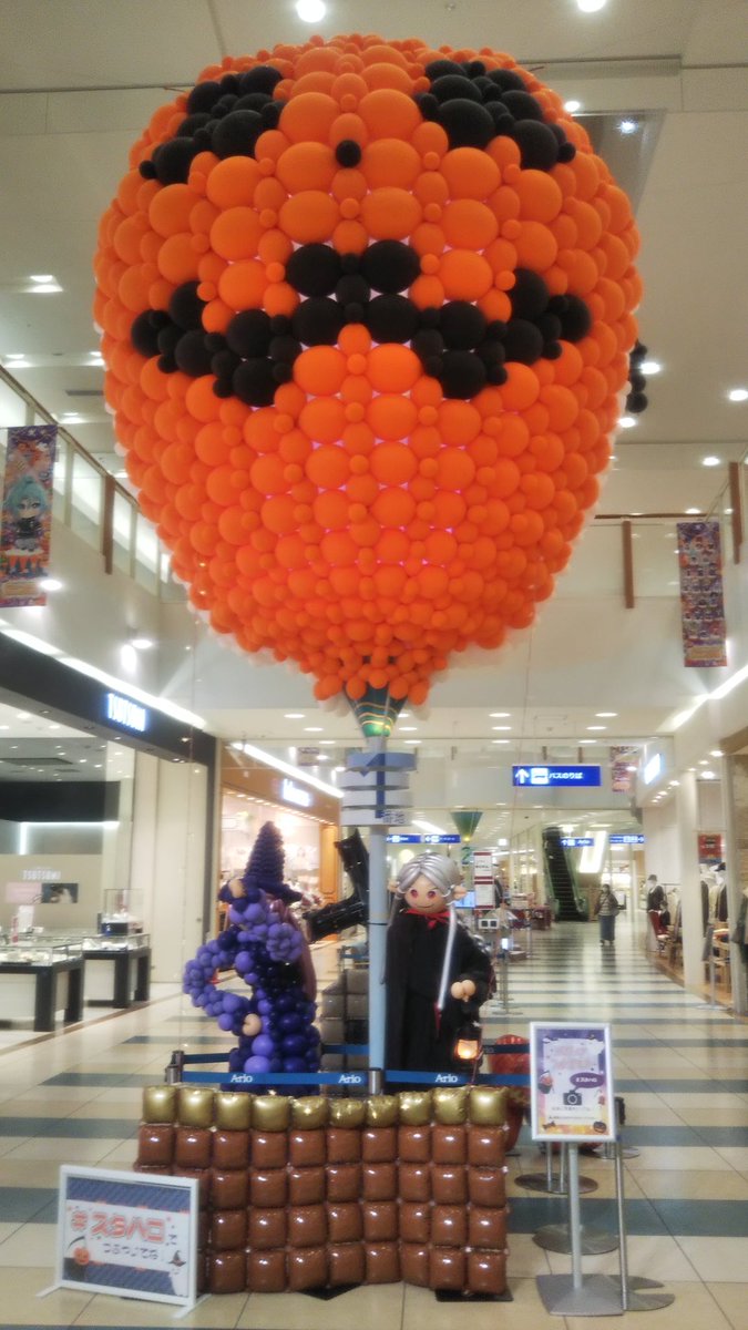 bambooranger35's tweet photo. 街のショッピングモールはハロウィンで盛り上がっていますね♪
レンジャーを利用されるみなさんのお気に入りスポットのアリオには風船で大きなカボチャと魔女が出現していますよ! https://t.co/jhxyd5eEI0