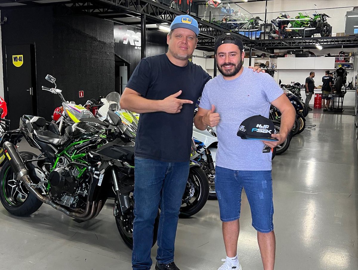 motofilmadoruk's tweet image. Hoje fui conhecer o Paulinho Superbike aqui em Londrina Paraná! Humildade em pessoa! #motofilmadoresuk #motovelocidade #psbk #superbikes #motos