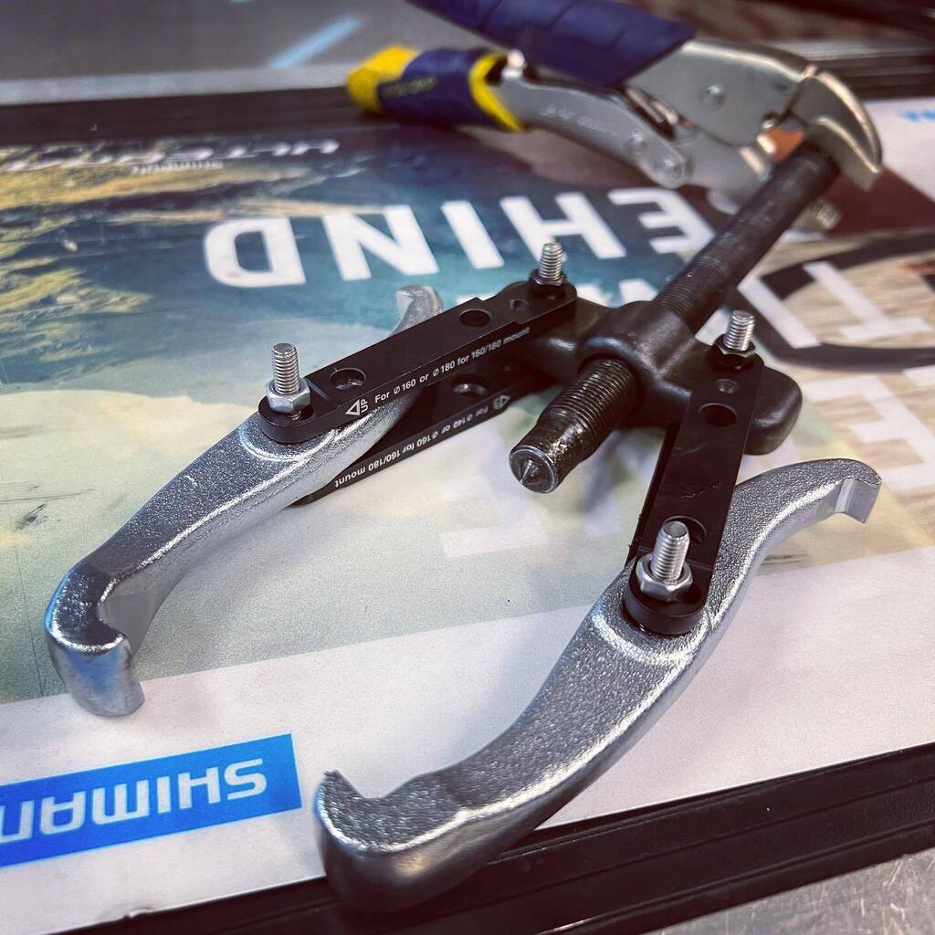 twohubs00's tweet photo. Shimano flat mount adapters are the supports for our bearing puller.
#twohubs #customtool #bearingpuller #custommade #shimano #vicegrip https://t.co/HmgbHg7Lf8 https://t.co/HCuPpU7cKh