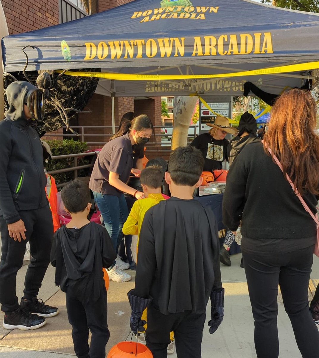 SergeforWater's tweet photo. The family dropped by Downtown Arcadia for a spooktacular trick or treat event with local businesses.  Thank you City of Arcadia!

#SergeForWater #UpperDistrict #Drought #Arcadia #Bradbury #ElMonte #Monrovia #TempleCity #Water #VoteforChange #Vote⁣ #GetOutTheVote https://t.co/eXJI5rrgcn