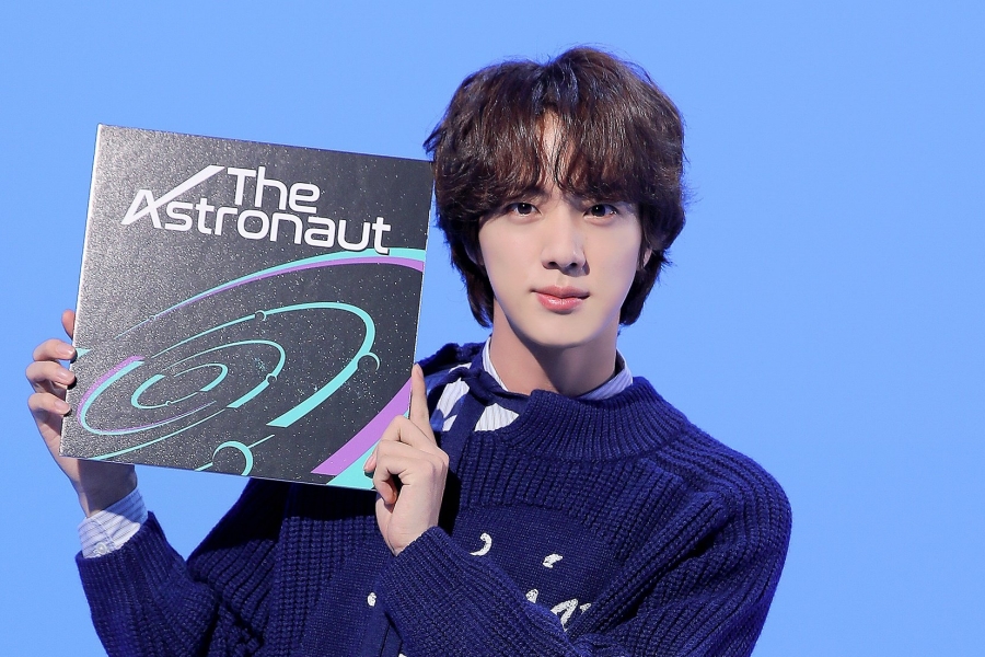 #BTS's #Jin Becomes 3rd Soloist In Hanteo History To Surpass 700,000 1st-Day Sales soompi.com/article/155202…