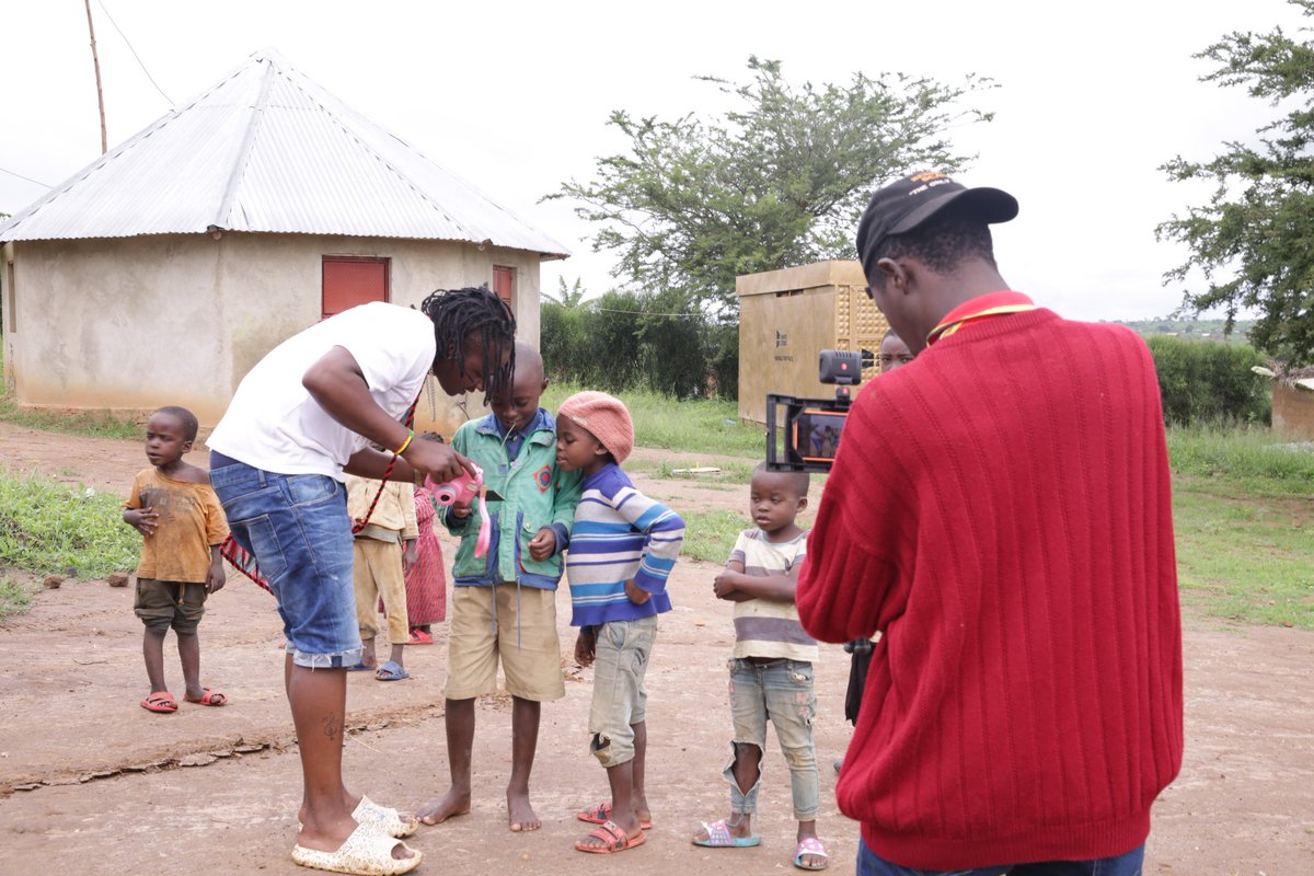 adams_kakooza's tweet image. We interact and have fun with young generation from Nakivale settlement we believe through story telling this will inspire more, 
@ZexBilangi Inspires next generation when ever we visit a community with over 8 countries in one area Nakivale settlement border less Africa we need.