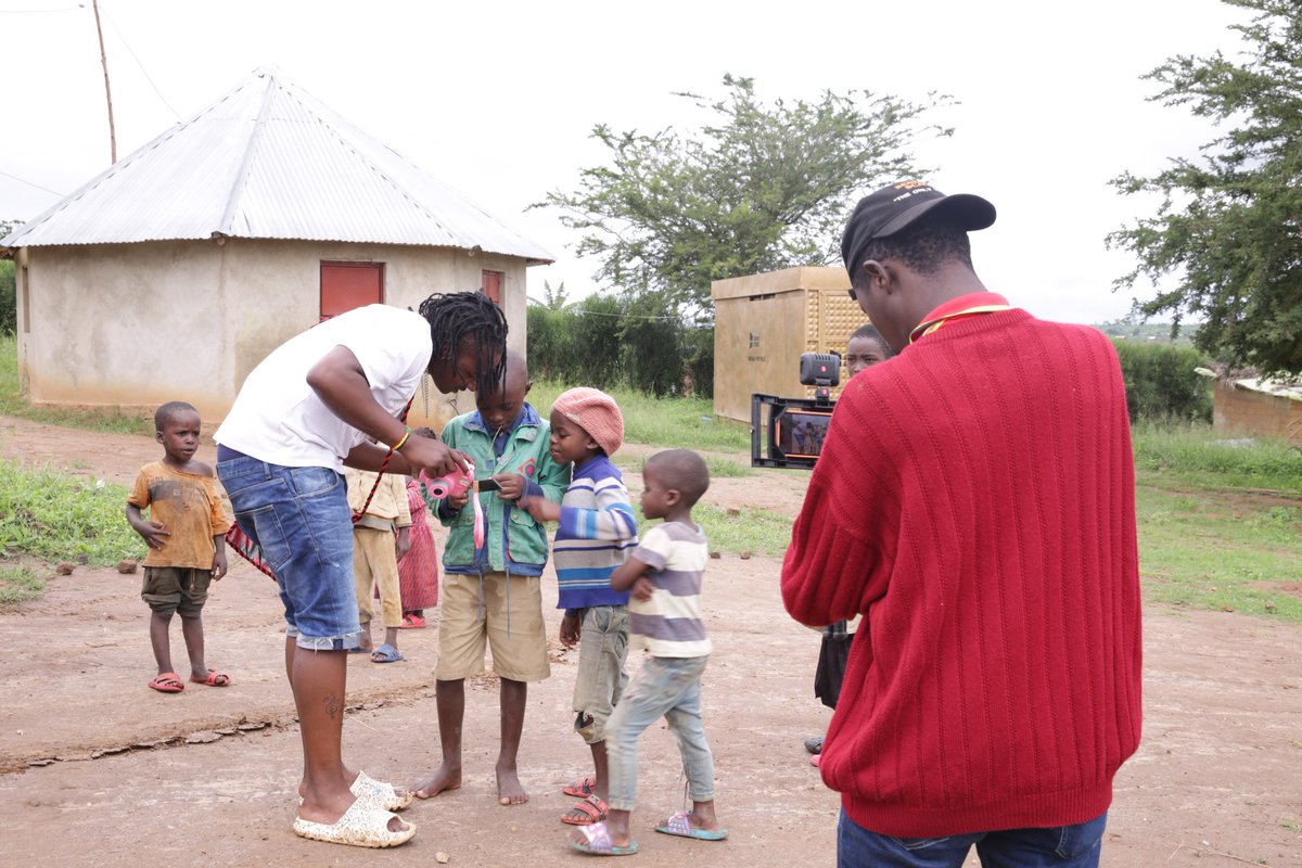 adams_kakooza's tweet image. We interact and have fun with young generation from Nakivale settlement we believe through story telling this will inspire more, 
@ZexBilangi Inspires next generation when ever we visit a community with over 8 countries in one area Nakivale settlement border less Africa we need.