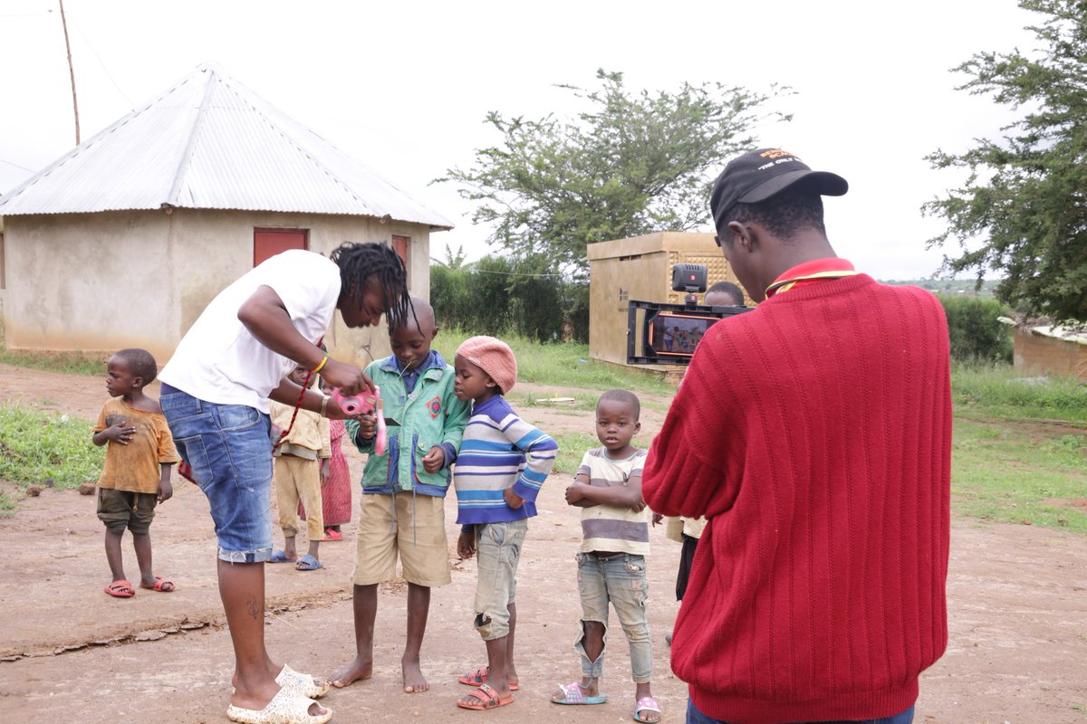 adams_kakooza's tweet image. We interact and have fun with young generation from Nakivale settlement we believe through story telling this will inspire more, 
@ZexBilangi Inspires next generation when ever we visit a community with over 8 countries in one area Nakivale settlement border less Africa we need.