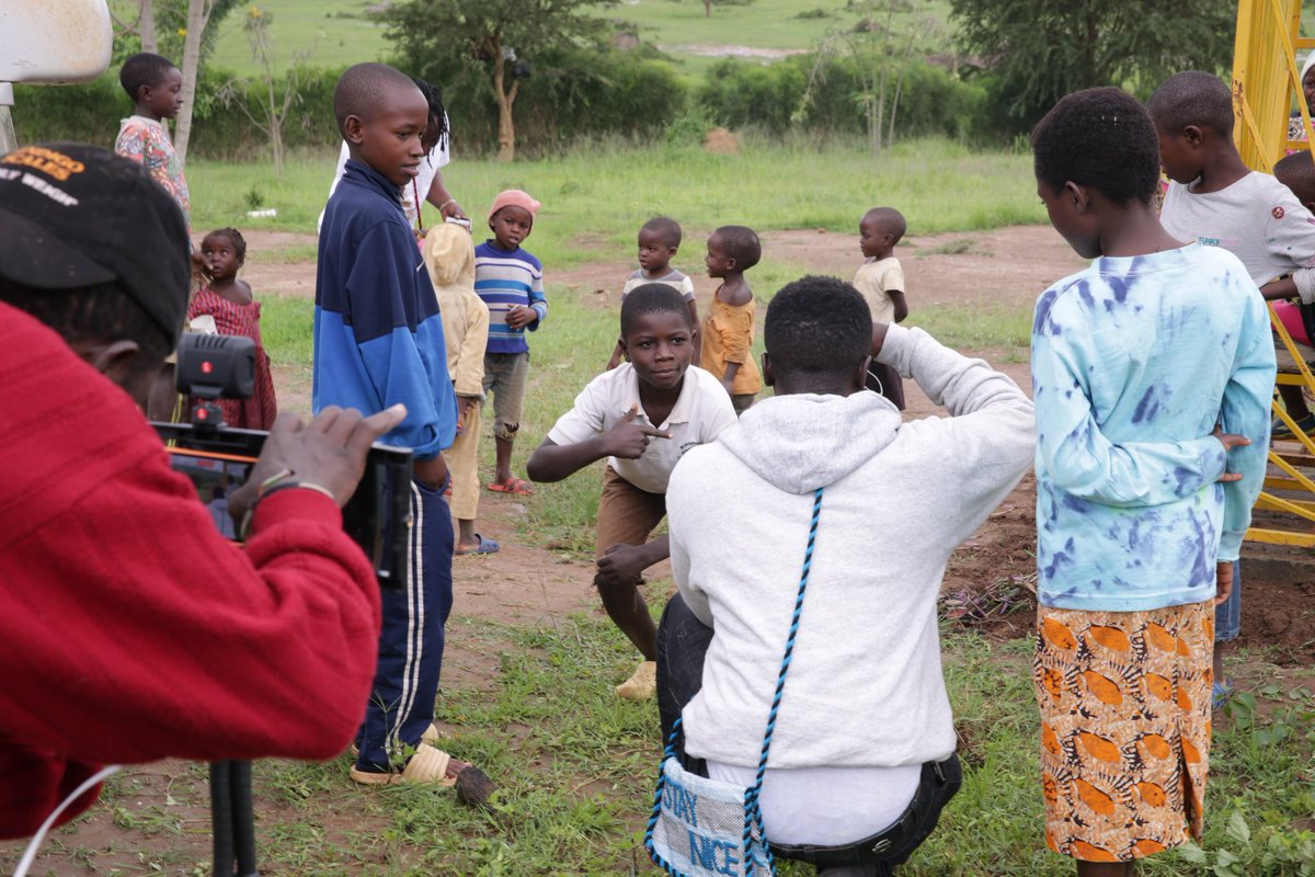 adams_kakooza's tweet image. We interact and have fun with young generation from Nakivale settlement we believe through story telling this will inspire more, 
@ZexBilangi Inspires next generation when ever we visit a community with over 8 countries in one area Nakivale settlement border less Africa we need.