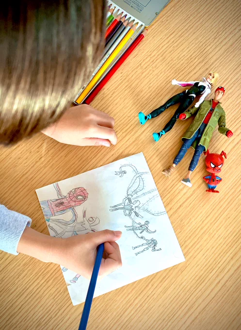 宿題を終わらせて、大好きなスパイダーバースのお絵描き中。 