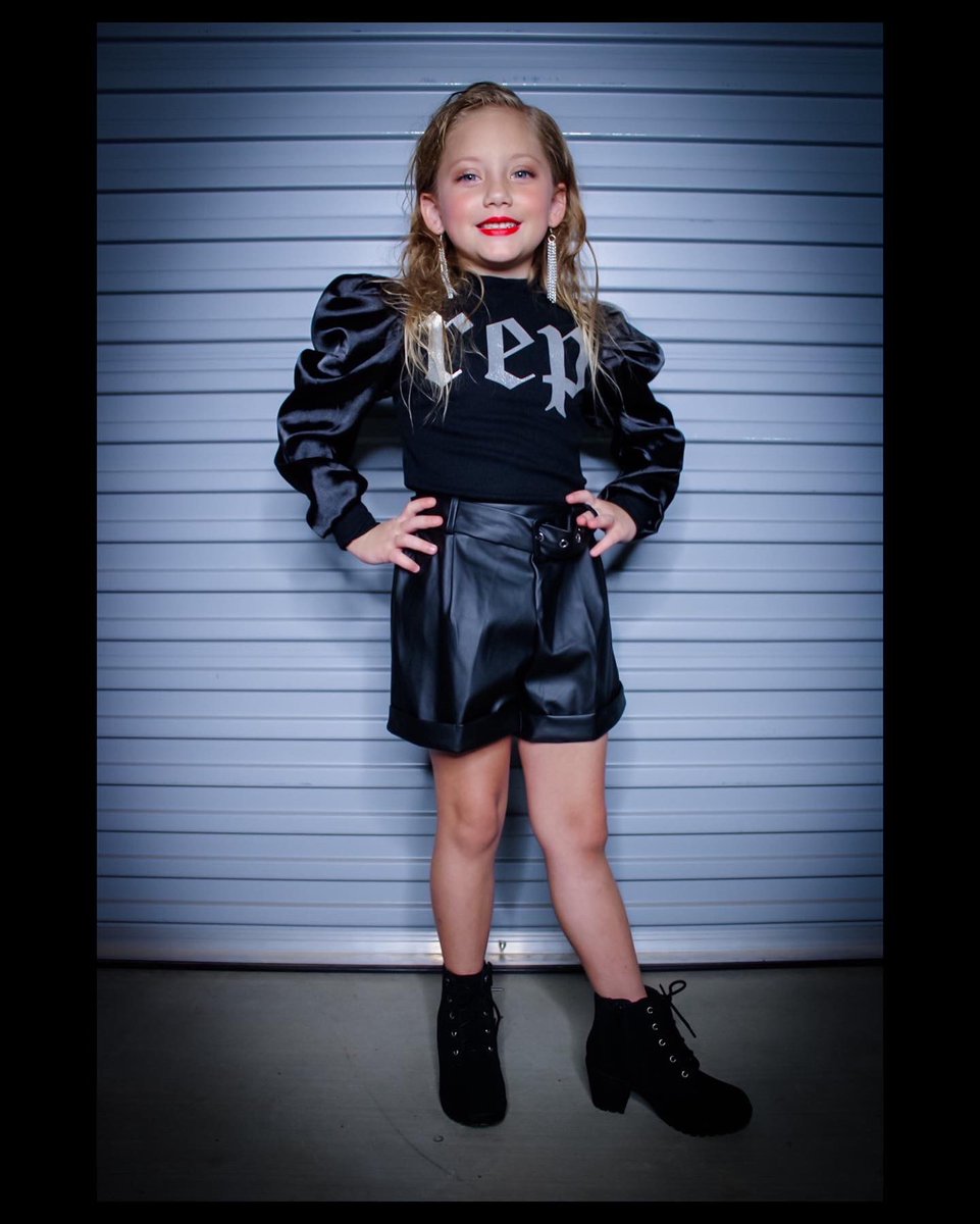 MiniSwiftieEve's tweet photo. @taylornation13 @taylorswift13 we’re manifesting Reputation (Taylor’s Version) this Halloween. https://t.co/4W8t09JWYd