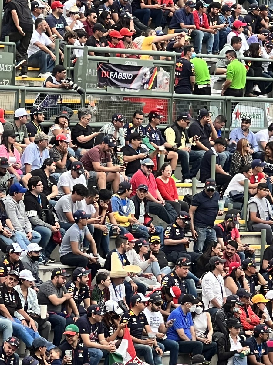 DecepcionadaY's tweet photo. @RayonJorge @mexicogp @geeksobreruedas @SChecoPerez @rsanchezp30 @redbullMEX @AutosyMas Qué gusto verlos!!! #Fabbio https://t.co/5uncqc86xQ