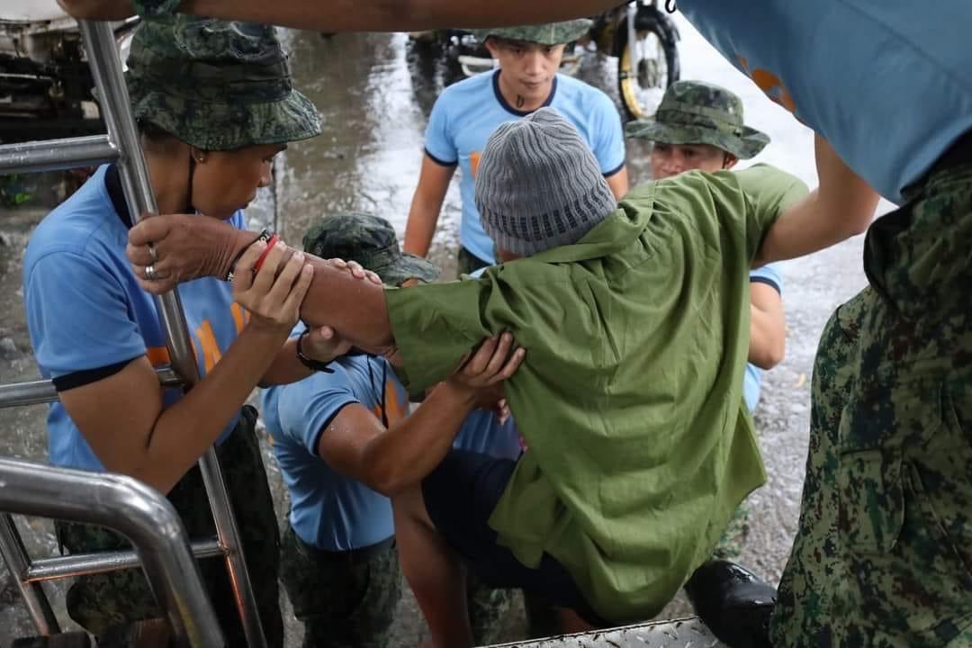 bongbongmarcos's tweet photo. Kasama ang @coastguardph, patuloy nating sinisiguro ang agarang pagpapalikas at pagsasagawa ng rescue operations sa mga lugar sa Visayas at Mindanao na apektado ng mabilis na pagtaas ng tubig-bahang dulot ng Bagyong Paeng. https://t.co/oJw15jwIfw