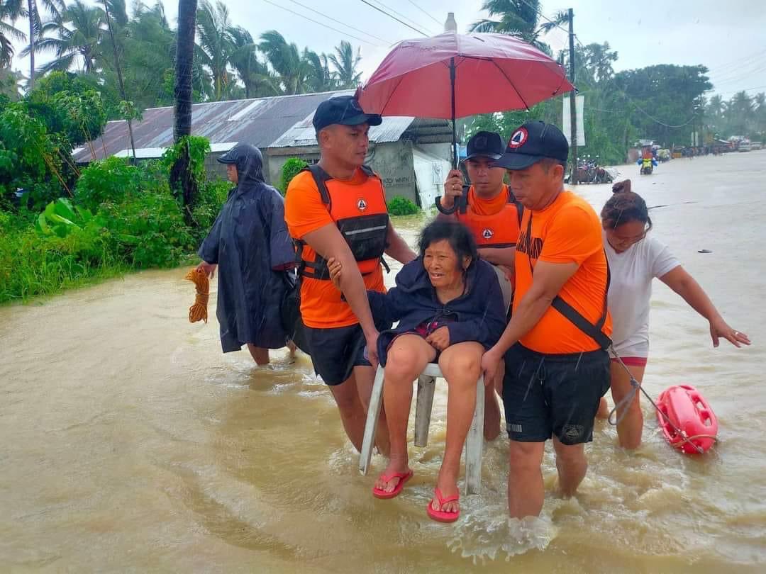 bongbongmarcos's tweet photo. Binibigyang prayoridad natin ang kaligtasan ng mga may kapansanan, may karamdaman, at mga senior citizen sa ating mga operasyon at nagsasagawa rin tayo ng medical check-ups sa ating mga evacuation centers. https://t.co/xhHxnVYNxj
