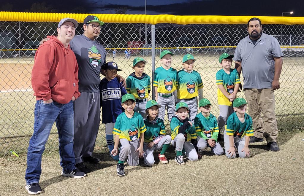 princessrae1's tweet photo. Proud of my 2 sons and their lil league team n of course my twin grandbabies! The Ducks! End of fall season! #ducks #Brooklyn #benIII #mooreyouthbaseball https://t.co/1gkWtnDTxr