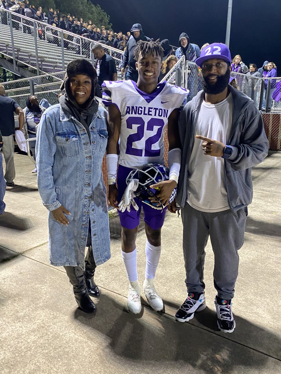 RosharonRealtor's tweet photo. Did someone say #angletonhs defeated #magwest tonight! So proud of our boys and coaches.πππ₯π₯ @txhsfbstats @texashsfootball @texashighfootba @PurpleReignFB https://t.co/6sxEpgHjLx