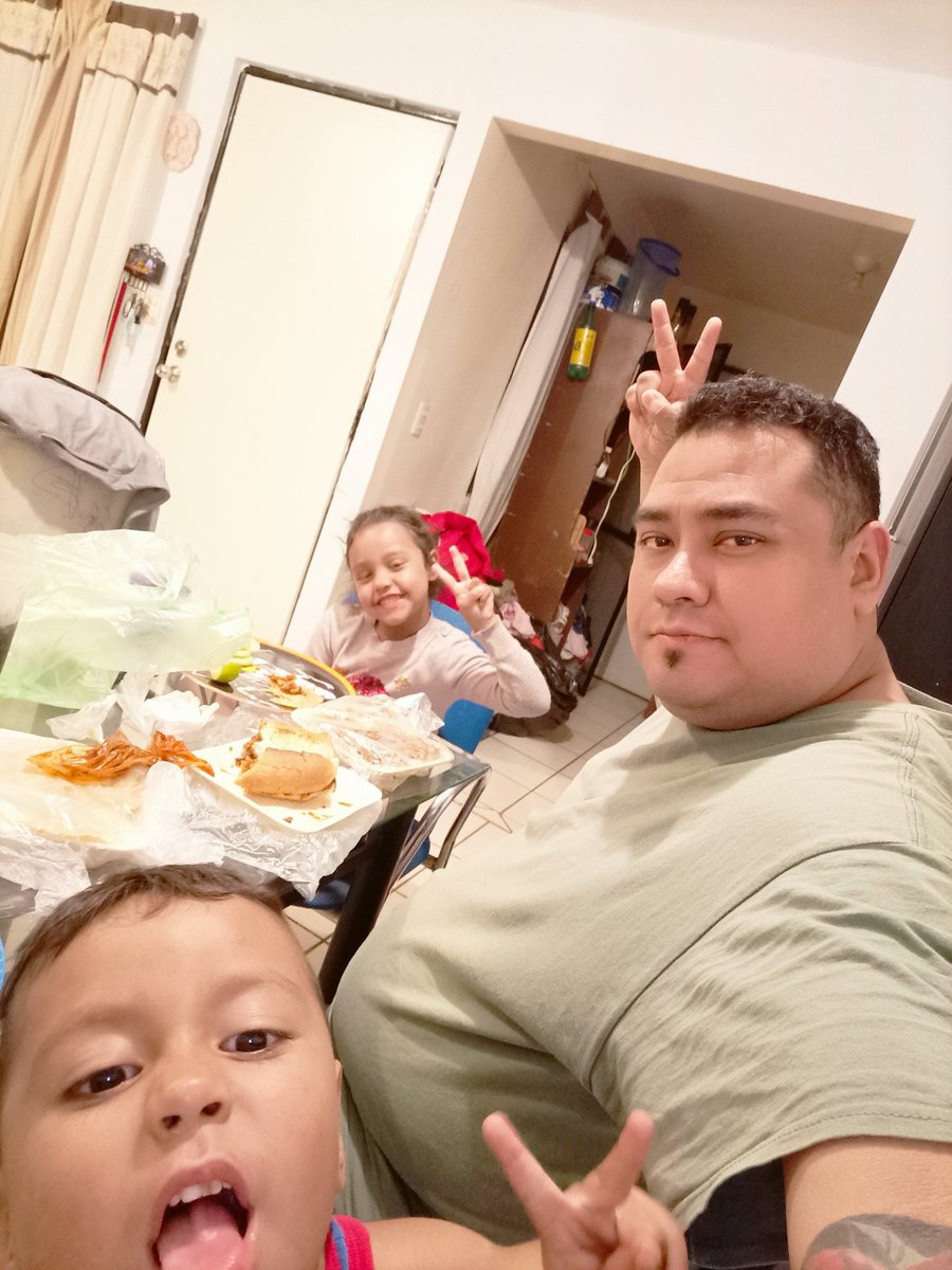 jgco25jirc's tweet photo. Disfrutando de una rica cena y una buena película #Asustamepanteon https://t.co/By1WpSd9B4