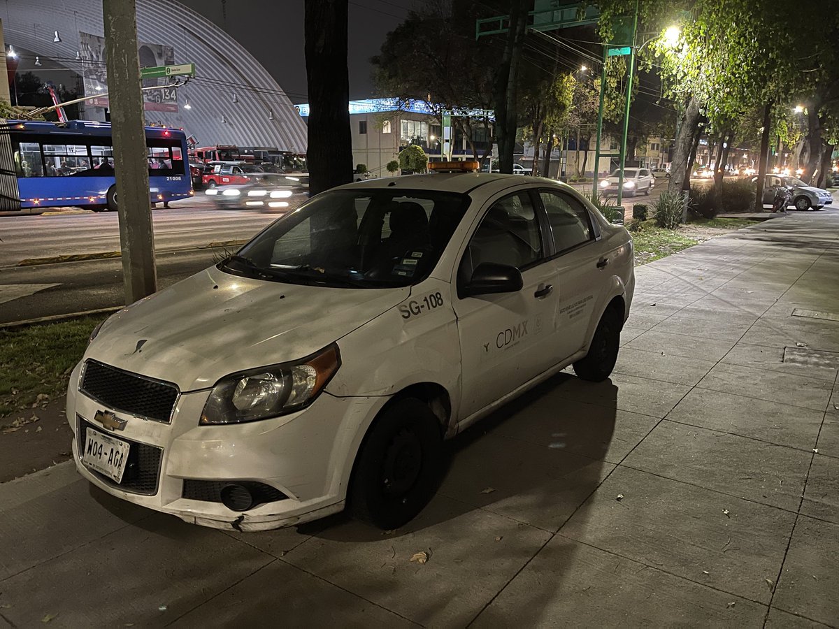 luislzrg's tweet photo. Y por qué no, un vehículo oficial de @STECDMX también estacionado sobre la banqueta. Eje central esquina con Miguel Laurent @OVIALCDMX @UCS_GCDMX https://t.co/QvcPkjMAWF