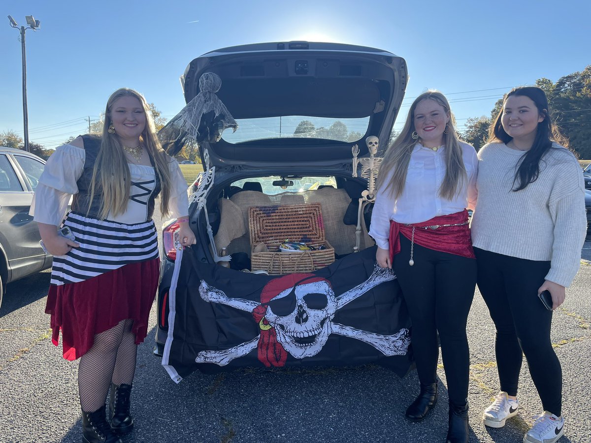 C2K2D1's tweet photo. Pirate theme.  Softball trunk or treat!  Like to thank these ladies for their work getting it together!  #CTSOFTBALL https://t.co/aY2mByTgZA