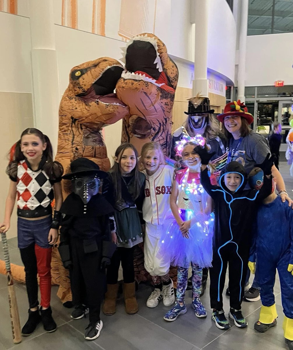 Smitty_Bulldogs's tweet photo. A Monster Mash and a ghoulish good time! Thank you, Bulldogs! #BRAVE #PAC #Volunteers #FoodPantry https://t.co/owFvRKgdiq