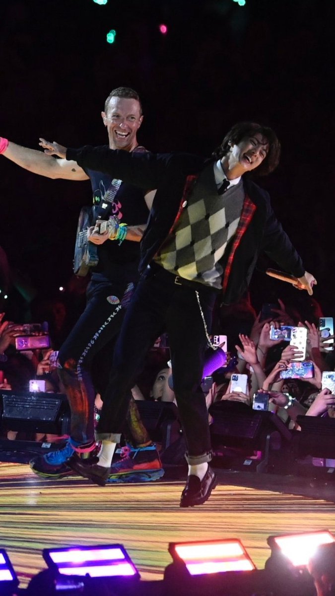 vminiecats's tweet photo. 📸— Hilo con fotos de la aparición especial de #JIN interpretando #TheAstronaut en el concierto de Coldplay en Argentina. 

#JinEnArgetina #JinXColdplay @BTS_twt (1) https://t.co/oWlpWga1TN