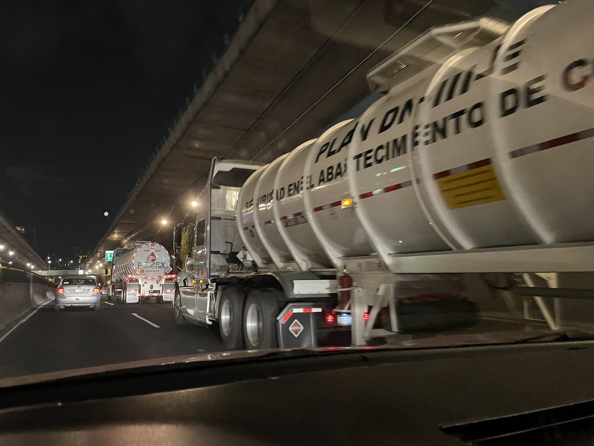 Chrisisimo's tweet photo. Reporte.
@heraldodemexico @NoticiasImagen @JesusMartinMx @Foro_TV @AztecaNoticias 
Ahora por periférico circulando en carriles centrales vehículos de carga.
Ya hagan su trabajo @Claudiashein @OHarfuch @SSPCMexico https://t.co/pH9VUzUmdp