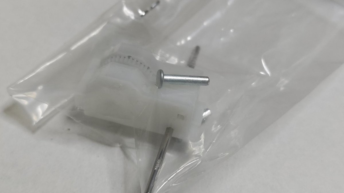 リプで思い出した。溶けてたw タイヤ、パーツから離して入れてたはずなんだけどいつの間にかズレてたわ……

知らない方に説明するとゼンマイで走る車がロボットに完全変形するプラモデルです。
説明書のこの内部メカ絵がかっこいいね! 