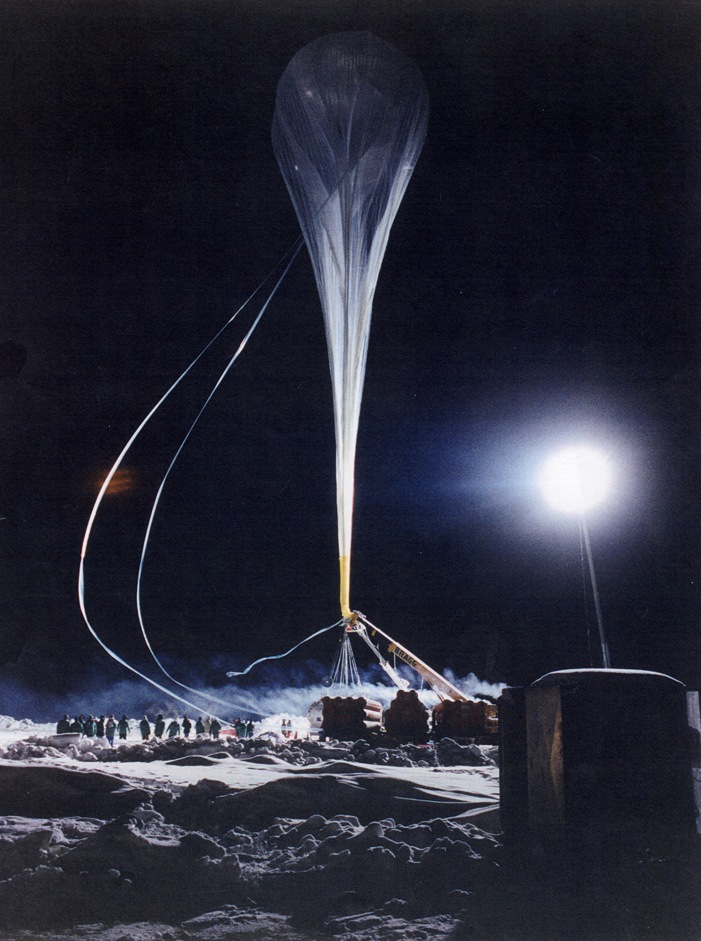 stratoballoon's tweet photo. Jan 12th 1993, #Earthwinds balloon being inflated at Reno-Stead airport under freezing weather to attempt a non-stop fly around the world. The balloon failed to punch through a temperature inversion and becomes snagged on Petersen Mountain five miles away.
#BalloonImageOfTheDay https://t.co/3nMqCYZ0Ik