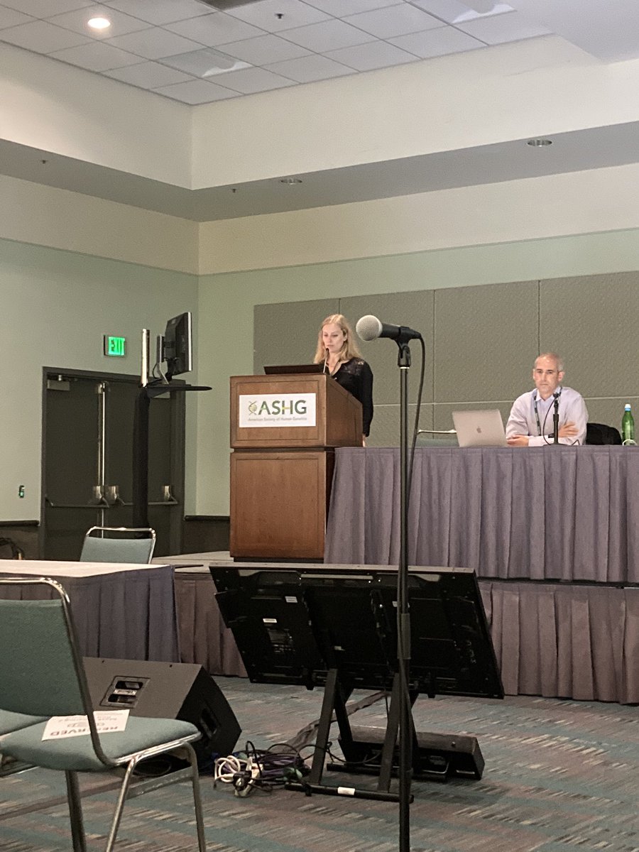 The brilliant <a href="/lucygoudswaard/">Lucy Goudswaard</a> from <a href="/mrc_ieu/">MRC IEU</a> discussing the circulating proteome of adiposity through weight loss interventions and Mendelian randomisation at #ASHG22 🙌🙌