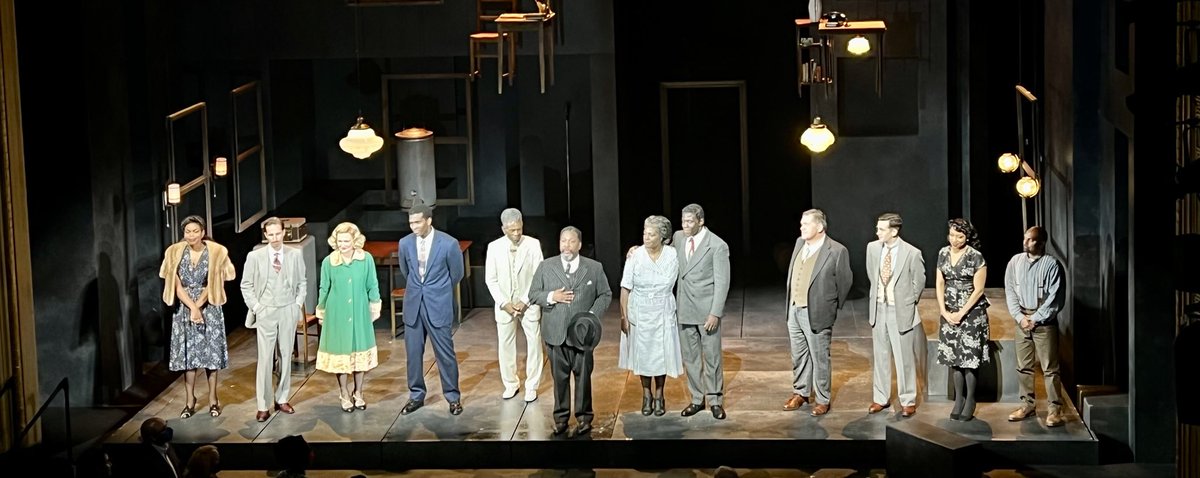 Standing ovation ⁦@hudsonbway for #DeathOfASalesman ⁦followed by heartfelt request for #Broadway Cares donations. Not an easy play to watch — but cast led by @WendellPierce⁩ & SharonDClarke kept audience hanging on every word