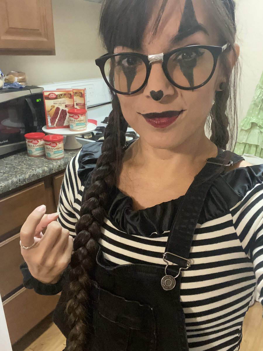What’s this? What’s this?! 
I’m just playin’ in the kitchen, celebrating the spooky season and making my first paid-to-make cake!?!
Do you like my costume? I’m a nerd. 🤓🤡😈
Would you like to join me?
twitch.tv/iMPishThing