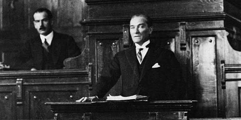 Ey yükselen yeni nesil! İstikbal sizsiniz. Cumhuriyeti biz kurduk, onu yükseltecek ve yaşatacak olan sizsiniz