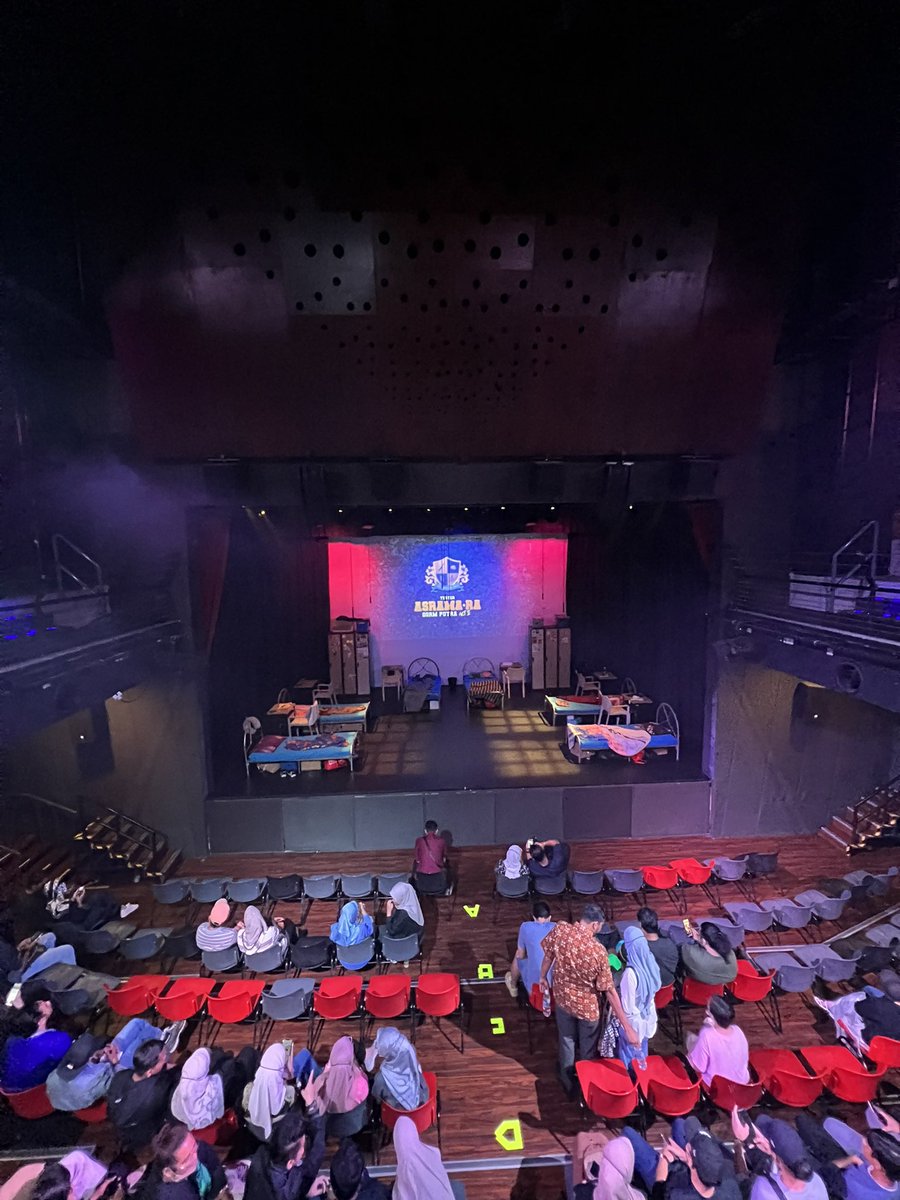Don_Aziz's tweet photo. Teater Asrama-Ra : Dorm Putra Act II - ⭐️⭐️⭐️⭐️⭐️
Jemput baca ulasan Mat Don mengenai sebuah pementasan teater yang penuh dengan gelak tawa, suka duka dan penyesalan sebagai seorang pelajar.
@Taqim_Zaki @FadhliMasoot @RealFimieDon @HanZalini @_Nam_Ron_
#ASRAMARADORMPUTRA https://t.co/mH5pTlu5fT