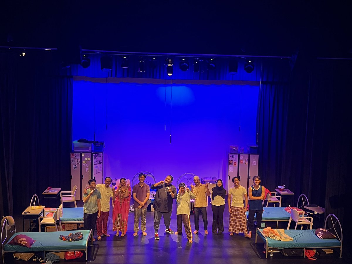 Don_Aziz's tweet photo. Teater Asrama-Ra : Dorm Putra Act II - ⭐️⭐️⭐️⭐️⭐️
Jemput baca ulasan Mat Don mengenai sebuah pementasan teater yang penuh dengan gelak tawa, suka duka dan penyesalan sebagai seorang pelajar.
@Taqim_Zaki @FadhliMasoot @RealFimieDon @HanZalini @_Nam_Ron_
#ASRAMARADORMPUTRA https://t.co/mH5pTlu5fT