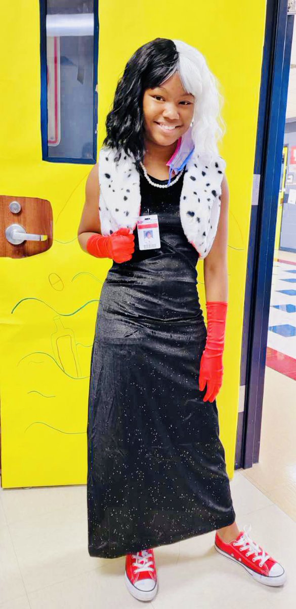 BerryMiller_JH's tweet photo. Today was #SayBooToDrugs as we wrapped up #RedRibbonWeek2022. We 👀 some GREAT costumes Bobcats! #Cruella #Zamboni #Madea ❤️💙🐾🎃 #AlwaysGrowing #WeArePearlandISD https://t.co/hV2MidfGwf