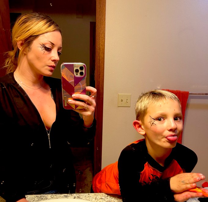 Matching spiderweb eyes for the Candy Jam Halloween party 🕸️ #Halloween2022 https://t.co/GcO9HFAxNg<a href="/tag/halloween2022"class="tags"><span>#halloween2022</span></a>