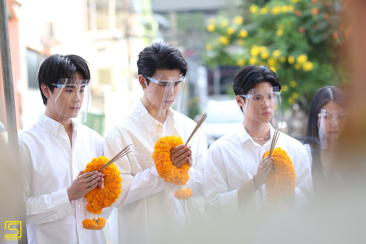 STARSOCIETY_TH's tweet photo. พีค ภีมพล, คูเปอร์ ภัทรพสิษฐ์, ปอย กฤษณพงศ์ และ เฟรม Wonderframe กับภาพบรรยากาศเช้านี้ในงานบวงสรวงภาพยนตร์เรื่องใหม่ล่าสุด "สลิธ โปรเจกต์ ล่า" จาก ไฟว์สตาร์ โปรดักชั่น  

#สลิธโปรเจกด์ล่า #peakpeemapol #cooper_patpasit #poyksp #เปอร์ปอย #Wonderframe #Fivestarmovies https://t.co/ULvd6F8A57