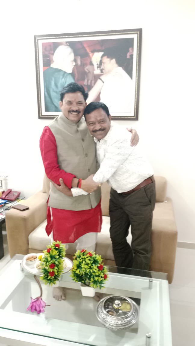 જનપ્રિય લોકપ્રતિનિધિ, સારા પ્રભાવશાળી વક્તા, ખેડા જિલ્લાનું ગૌરવ, જમીન સાથે જોડાયેલા રાજનેતા એવા ઉત્સાહી કેન્દ્રીય સંચાર મંત્રી, ખેડા સાંસદ શ્રી Devusinh Chauhan ચૌહાણ બાપુ ને જન્મ દિવસની અનંત શુભેચ્છાઓ.🎂💐