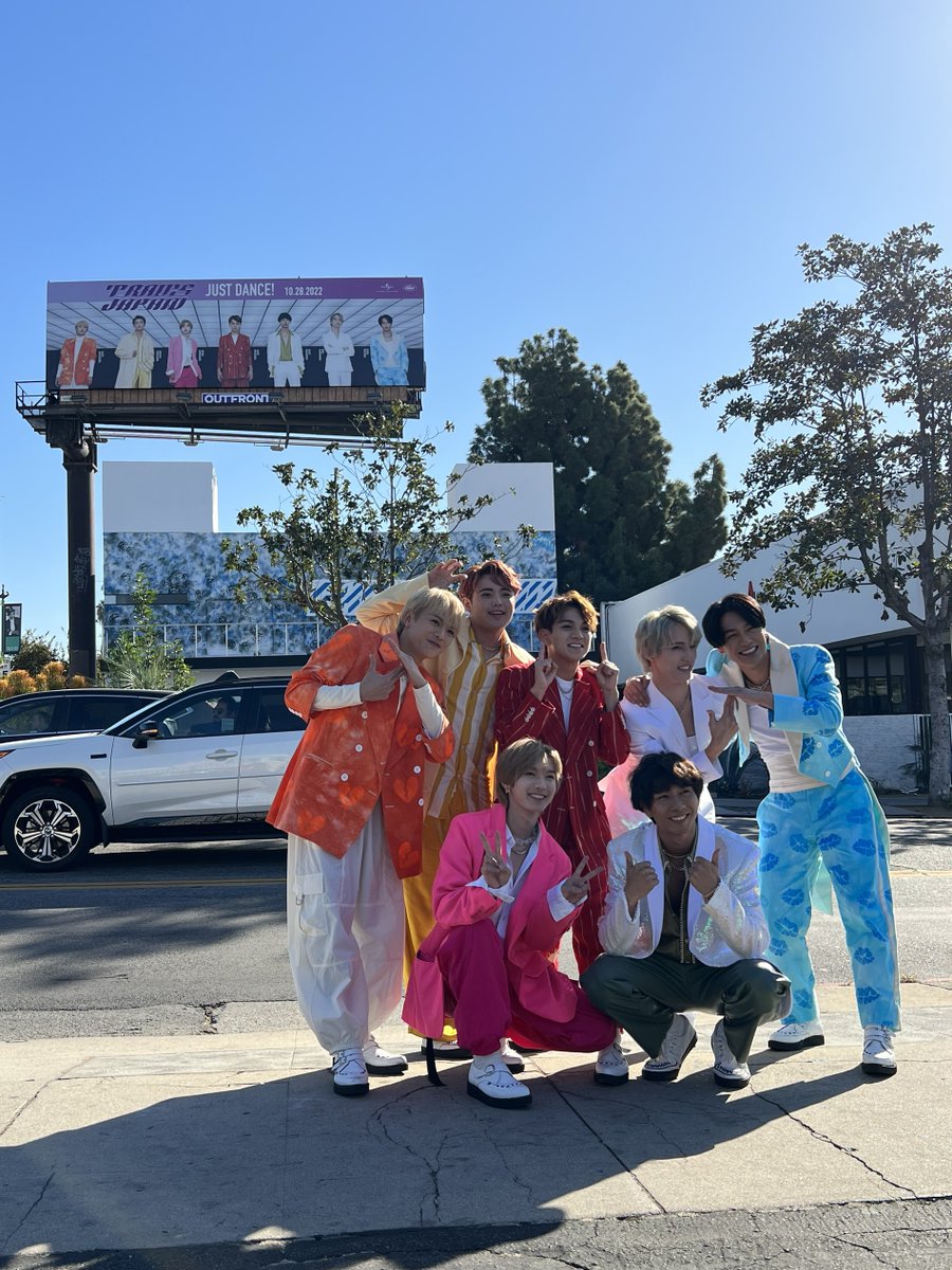 Travis Japan with #TravisJapan in Los Angeles! A big thanks to the good people at @YouTube for these and the additional #JUSTDANCE! billboards in Tokyo's Shibuya and @TimesSquareNYC! 🐯Watch more on #Shorts! youtube.com/shorts/deJcHsP… #WorldwideTJ #JohnnysUpClose