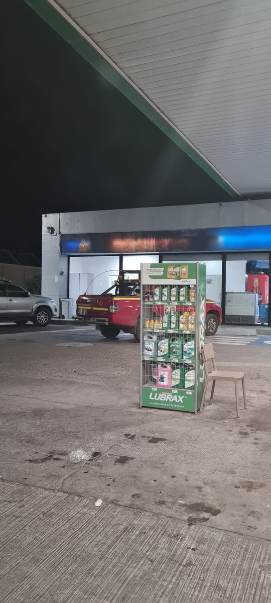 Un asco #Petrobras #pozoalmonte @PetrobrasChile_  como es posible que en la noche cierren los baños !!!!!! 
En la noche la gente que viaja prohibido tener necesidades !!!!! 
Que atroh!!!! Una mierda !!!! 
No paso más en mi vida aquí!!!!