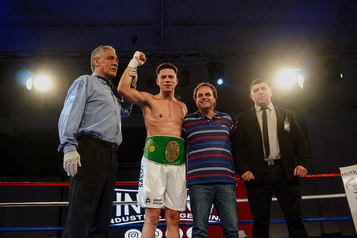 aranoboxok's tweet photo. 💥SASSO VS GALUCCI EN GENERAL PINTO💥
🥊 Adrián “Junior” SASSO GKOT3 Matías GALUCCI Y retuvo el retuvo el título sudamericano superwelter
#Boxeo #Boxing #BuenosAires #GeneralPinto #AranoBox #FAB #DSportsFight #DirecTVSports https://t.co/J0P15UPkPQ