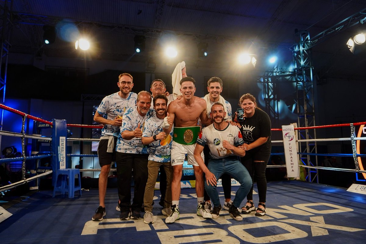 aranoboxok's tweet photo. 💥SASSO VS GALUCCI EN GENERAL PINTO💥
🥊 Adrián “Junior” SASSO GKOT3 Matías GALUCCI Y retuvo el retuvo el título sudamericano superwelter
#Boxeo #Boxing #BuenosAires #GeneralPinto #AranoBox #FAB #DSportsFight #DirecTVSports https://t.co/J0P15UPkPQ