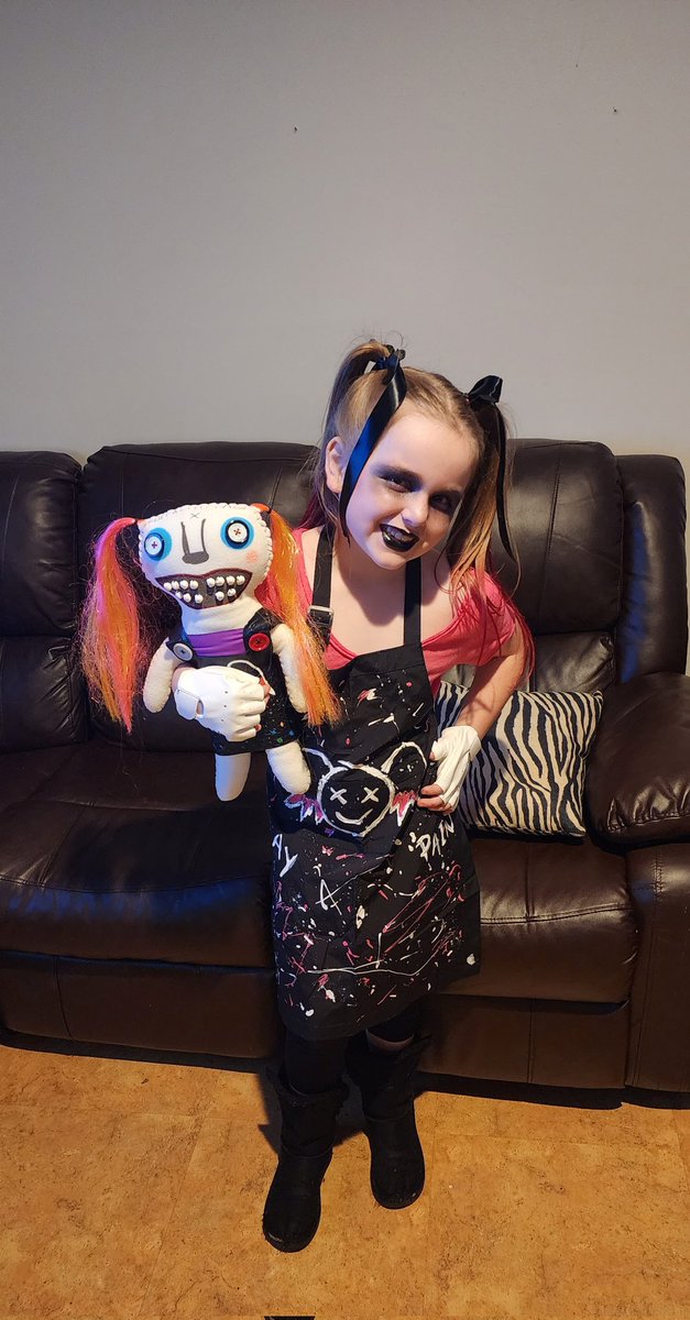 Hey @AlexaBliss_WWE it would mean the world to my 7 year old daughter Miya if you wish her a happy Halloween! She couldn't wait to be you for Halloween & we made the costume from scratch! We hope you 🖤 it @WWEUniverse @wwe #littlemissbliss #AlexaBliss #alexablisswee #Halloween