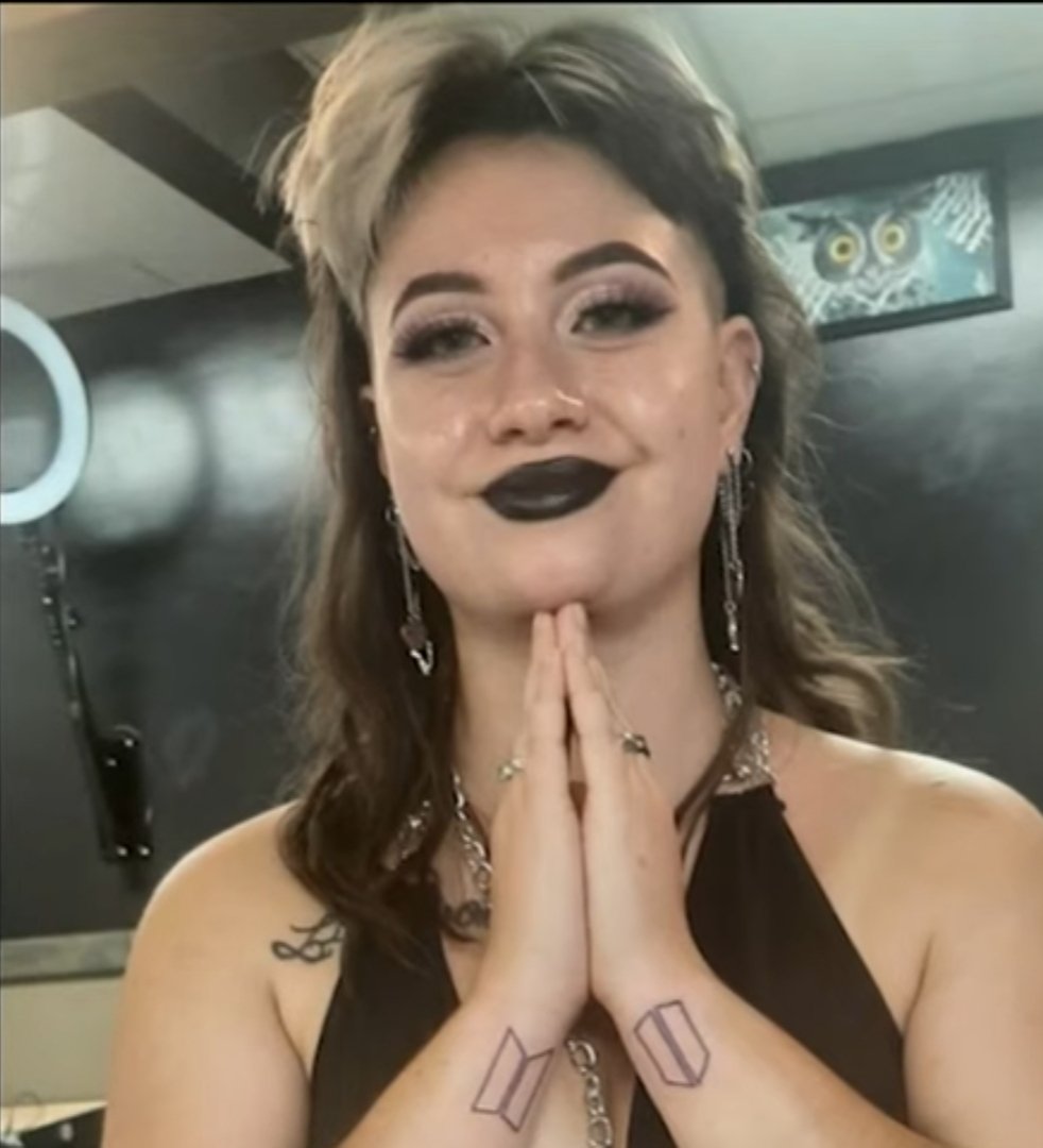 answermagicshop's tweet photo. I was watching a news report on youtube about a father and daughter who were recently senselessly killed, and my jaw dropped when I saw the girl's tattoos. Rest in peace with your father, McKenna Evans. Please consider donating to their gofundme. #riparmy
https://t.co/GrOWehdfQh https://t.co/KrcyaPSuh8