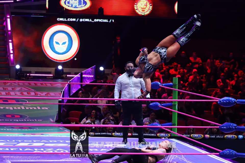 LaTijeraLucha's tweet photo. simplemente lució en casa.
Las experimentadas mexicanas fueron las que hicieron el trabajo duro de ir mermando a sus rivales, mientras #ChicasIndomables y la #Reina capitalizaban con las rendiciones y la debutante heredera del #GranApache (QEPD) dejó gran sabor de boca.
#latijera https://t.co/op0idDZzKX